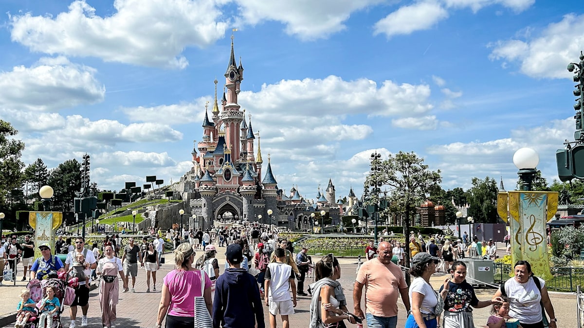 Frankreich: Neunjährige Ukrainerin im Brautkleid – Polizei ermittelt nach Fake-Hochzeit im Disneyland