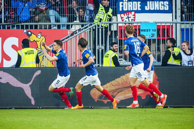 Jubel nach dem goldenen Tor zum 1:0 gegen Fortuna Düsseldorf am 33. Spieltag der Saison 2023/24: Benedikt Pichler köpfte Holstein Kiel in die Bundesliga.