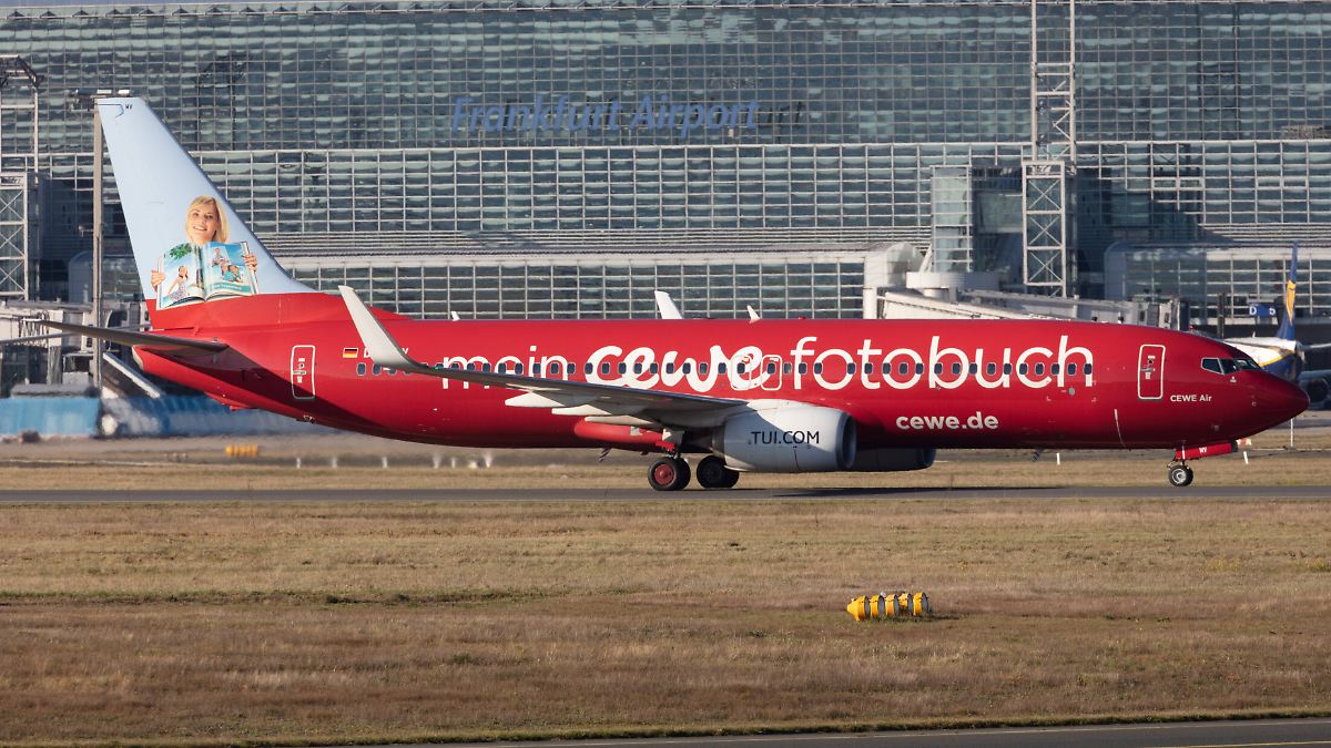 Die Boeing 737-86J B738 mit der Sonderlackierung Cewe Fotobuch