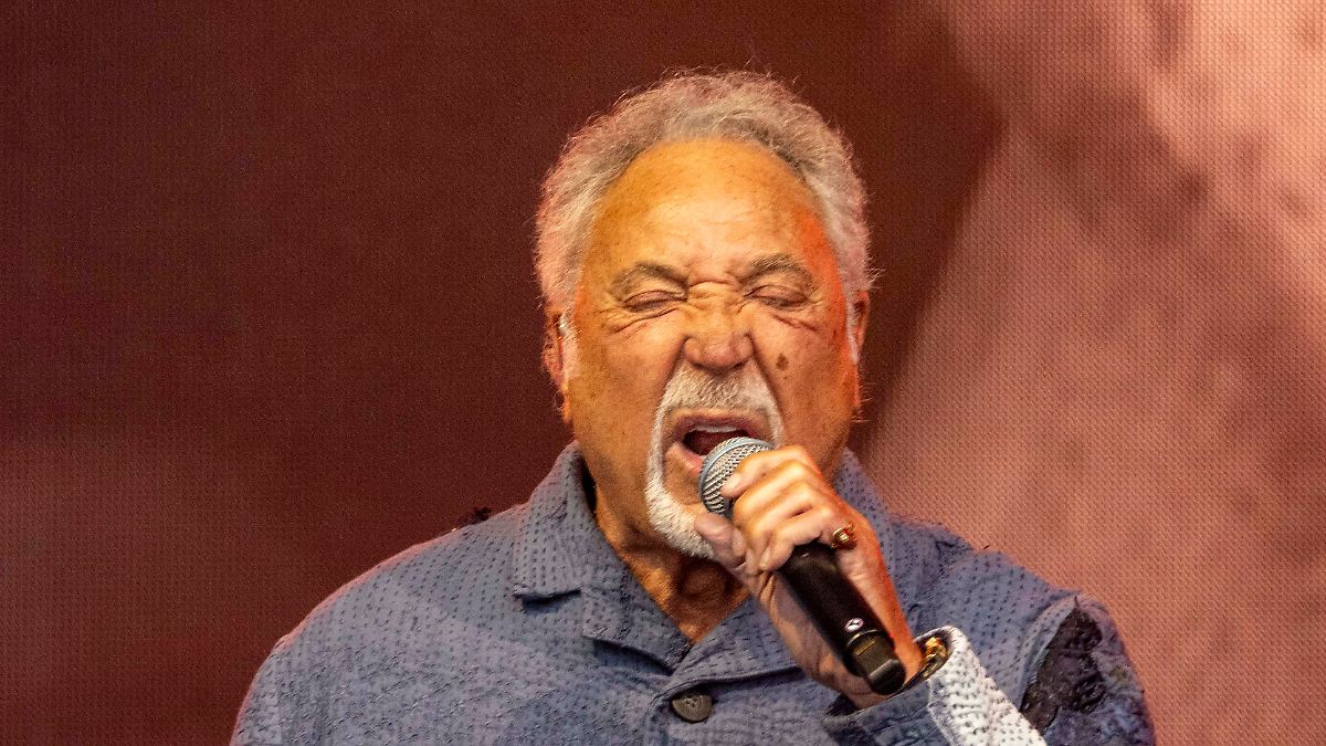 "Was für ein Glück ich habe": Tom Jones mit 85: "Der Tiger" faucht noch