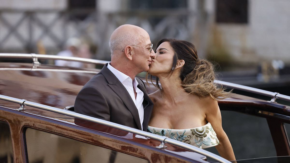 Brautpaar schippert durch Kanäle: Jeff Bezos und Lauren Sánchez turteln sich warm