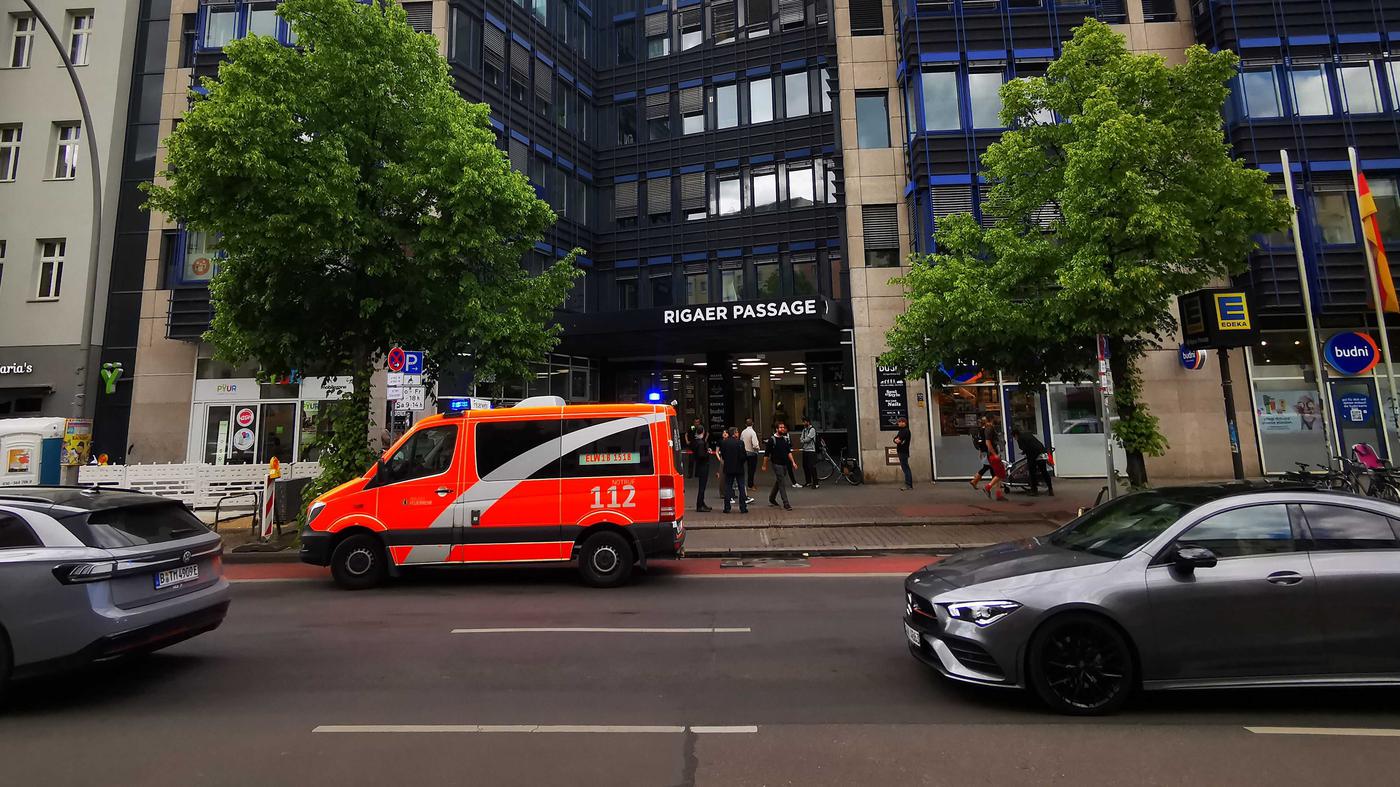 Feuerwehr im Rathaus Friedrichshain-Kreuzberg im Einsatz