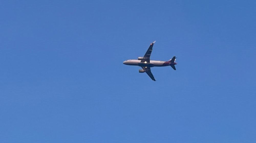 Airbus lärmt im Tiefflug über den Dresdner Norden und Radeburg