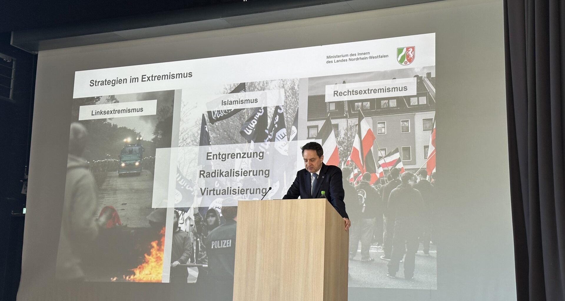 „Heute ist die Radikalisierungsmaschine in der Hosentasche“ – Bedrohungen unserer Demokratie von innen und außen