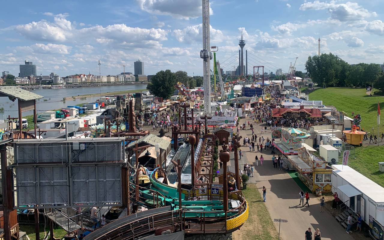 Ein Blick auf die Düsseldorfer Rheinkirmes