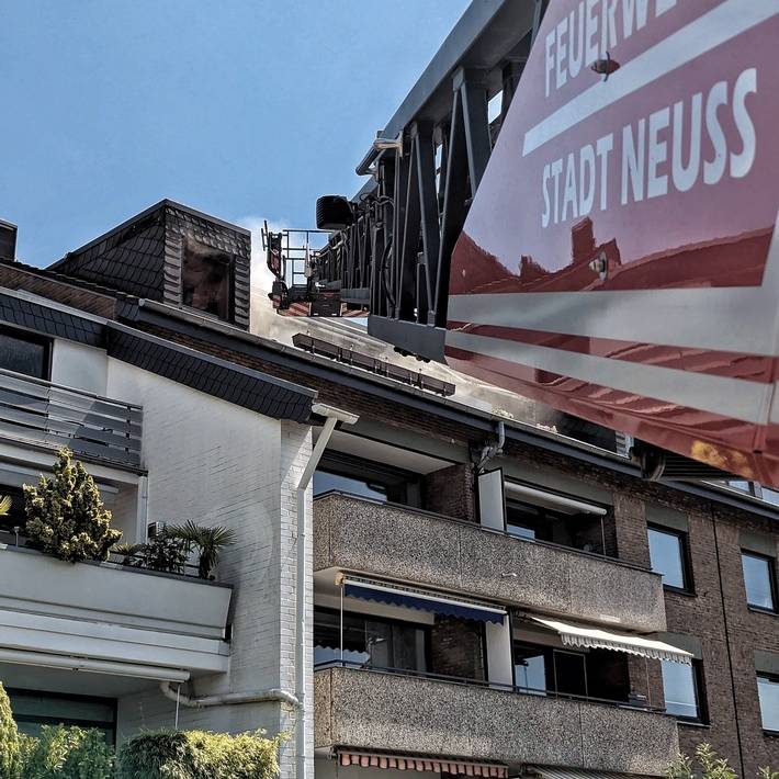 Zimmerbrand im Dachgeschoss eines Mehrfamilienhauses | Keine Personen in der Wohnung
