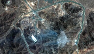 Auf einer Satellitenaufnahme ist die iranische Atomanlage Fordo nach einem Angriff der US-Armee zu sehen