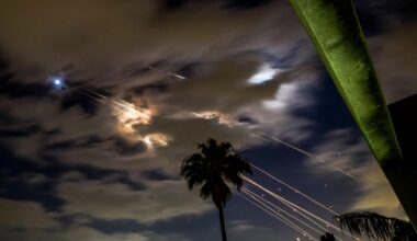 Flugabwehrsysteme schießen in den Himmel, um Raketen abzufangen.