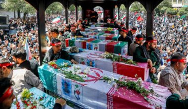 Eine Reihe Särge sind mit der Flagge des Iran verhüllt