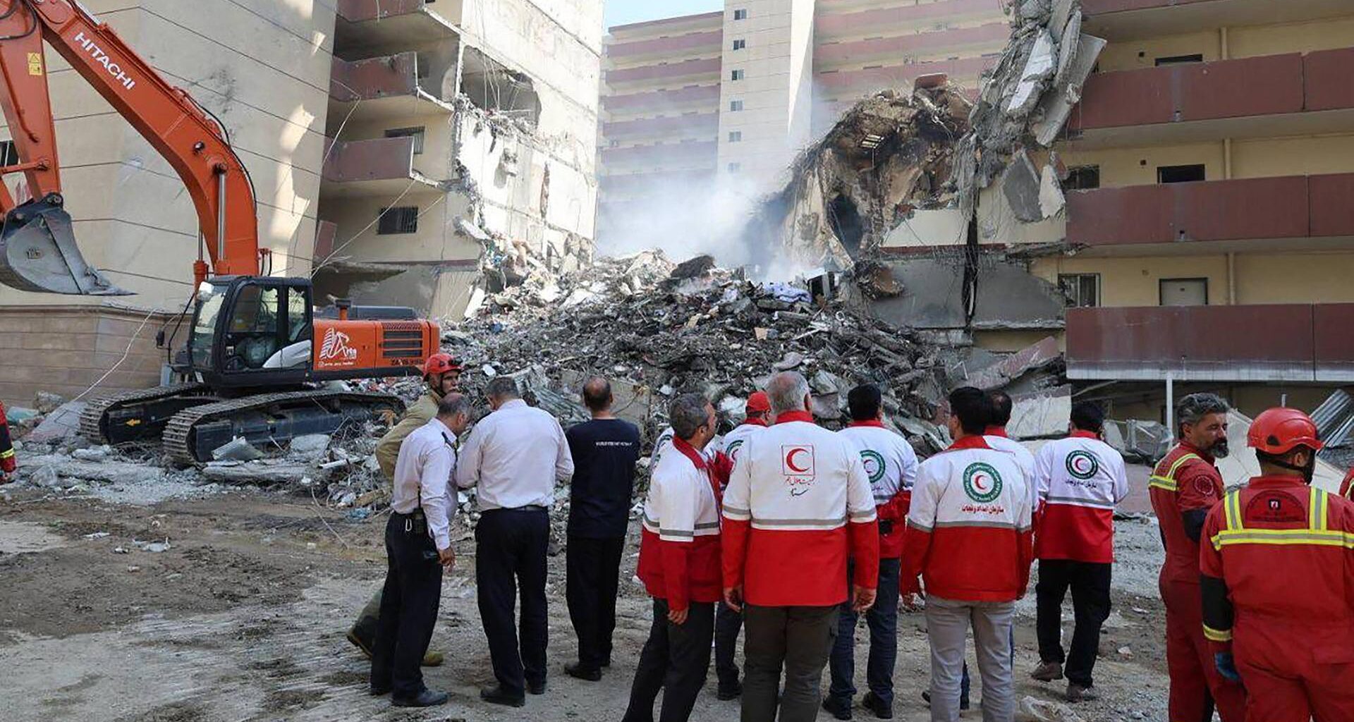 Ein vom Iranischen Roten Halbmond veröffentlichtes Foto soll Freiwillge der Hilfsorganisation vor einem Gebäude in Teheran zeigen, das bei einem israelischen Angriff in Teheran zerstört worden sei.