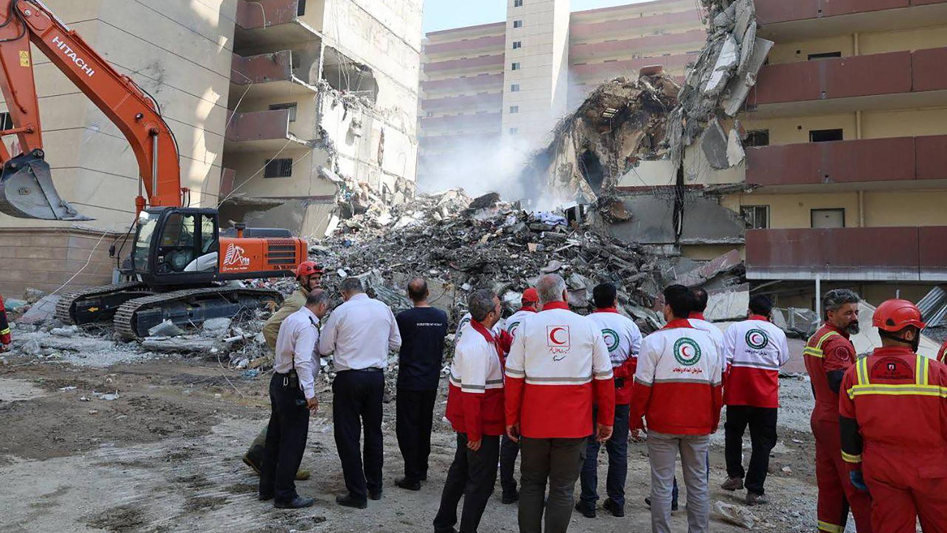 Ein vom Iranischen Roten Halbmond veröffentlichtes Foto soll Freiwillge der Hilfsorganisation vor einem Gebäude in Teheran zeigen, das bei einem israelischen Angriff in Teheran zerstört worden sei. 
