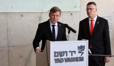 Bundesaußenminister Johann Wadephul und sein israelischer Kollege Gideon Saar in der Holocaust-Gedenkstätte Yad Vashem.