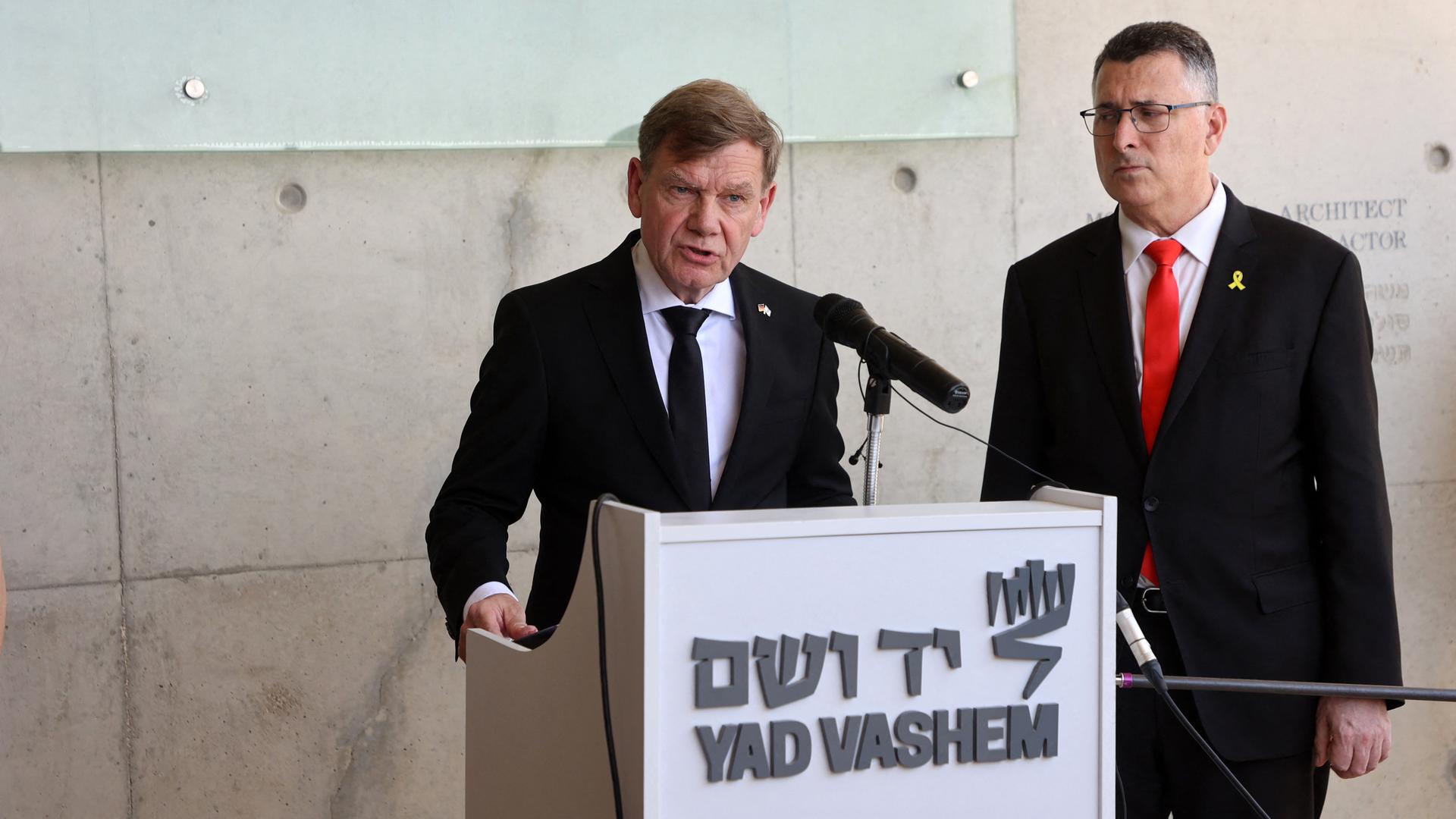 Bundesaußenminister Johann Wadephul und sein israelischer Kollege Gideon Saar in der Holocaust-Gedenkstätte Yad Vashem. 