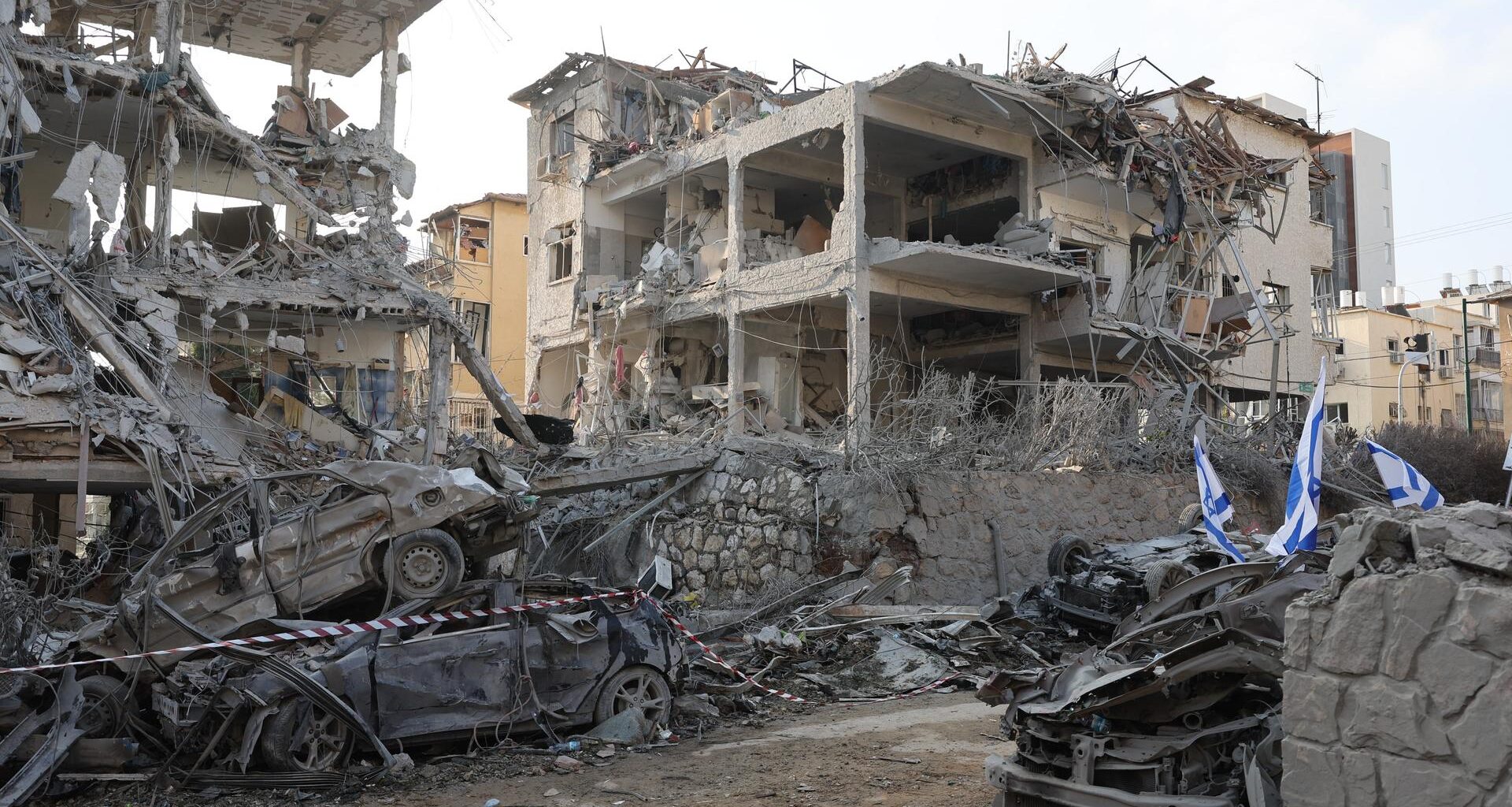 14.06.2025: Schwer beschädigte Gebäude und Fahrzeuge in der israelischen Stadt Ramat Gan nahe Tel Aviv nach dem Einschlag iranischer Raketen