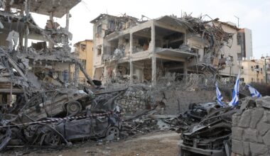 14.06.2025: Schwer beschädigte Gebäude und Fahrzeuge in der israelischen Stadt Ramat Gan nahe Tel Aviv nach dem Einschlag iranischer Raketen