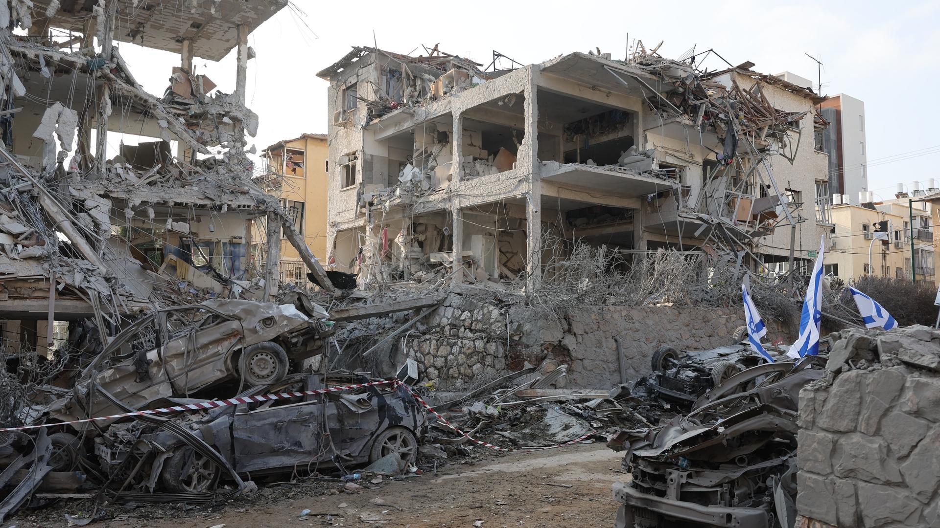 14.06.2025: Schwer beschädigte Gebäude und Fahrzeuge in der israelischen Stadt Ramat Gan nahe Tel Aviv nach dem Einschlag iranischer Raketen