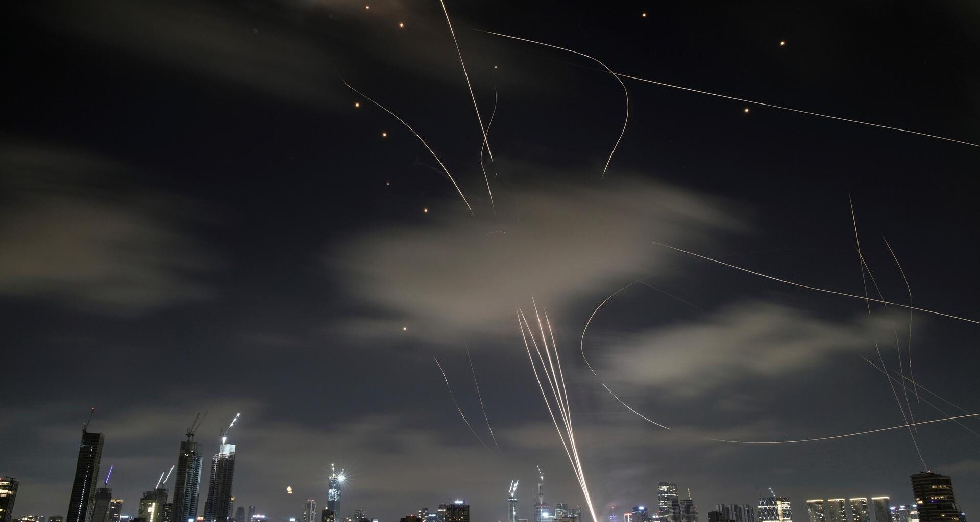 Das israelische Luftabwehrsystem Iron Dome feuert, um Raketen während eines iranischen Angriffs über Tel Aviv abzufangen.