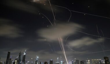 Das israelische Luftabwehrsystem Iron Dome feuert, um Raketen während eines iranischen Angriffs über Tel Aviv abzufangen.