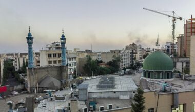 Man sieht Rauch von Raketeneinschlägen über Teheran aufsteigen.