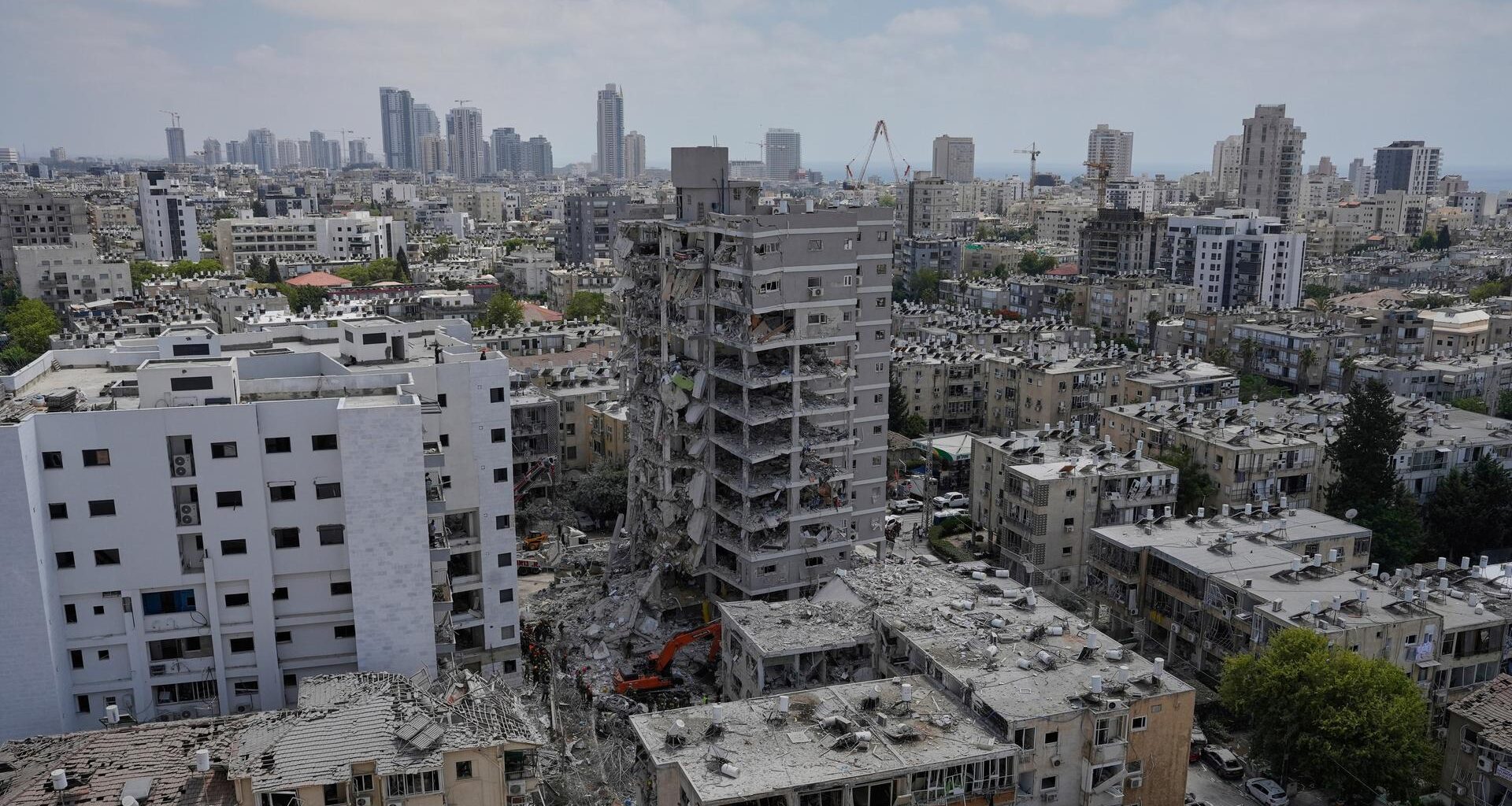 Zerstörte Gebäude in einer Stadt. Es handelt sich um Bat Jam in Israel.
