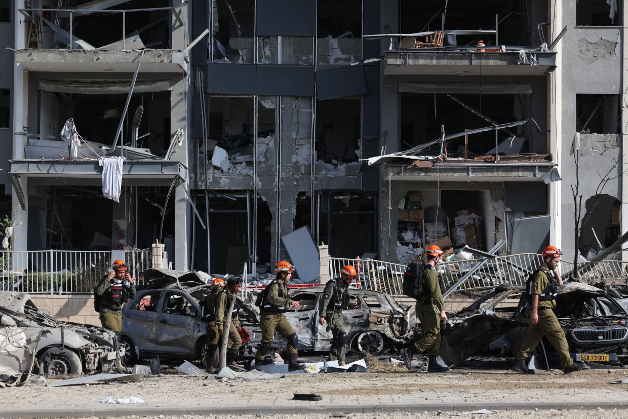 Israels Zivilschutz im Einsatz: Nach dem Einschlag iranischer Raketen in Wohngebiete von Be’er Scheva sichern Einsatzkräfte das Gebiet.