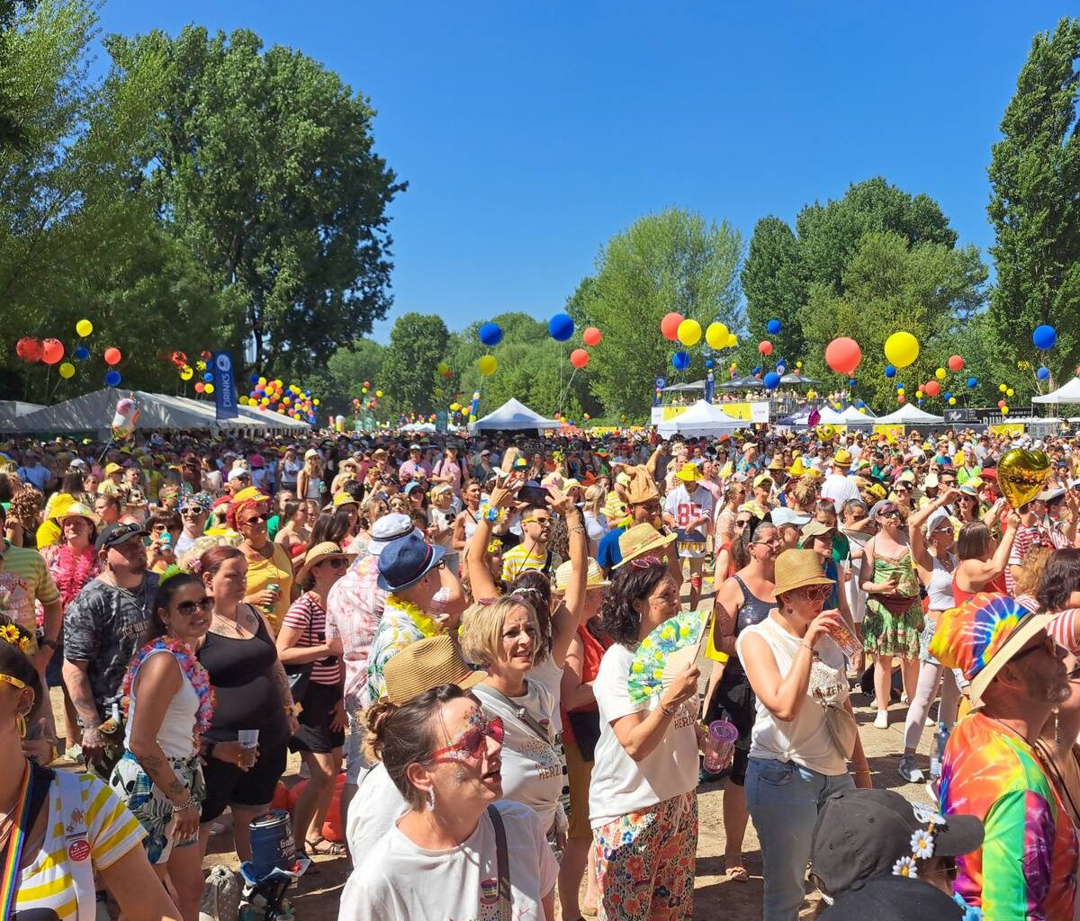 Jeck im Juni: Festivalstimmung bei 30 Grad im Kölner Jugendpark