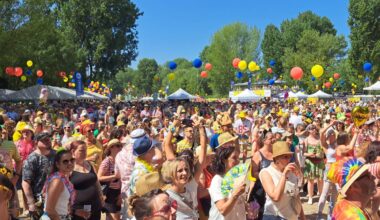 Jeck im Juni: Festivalstimmung bei 30 Grad im Kölner Jugendpark
