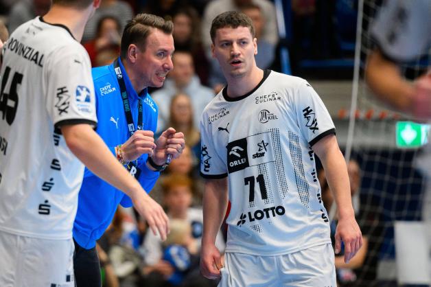 Kiels Trainer Filip Jicha gibt seinem Spielmacher Elias Ellefsen á Skipagötu (rechts) Anweisungen.