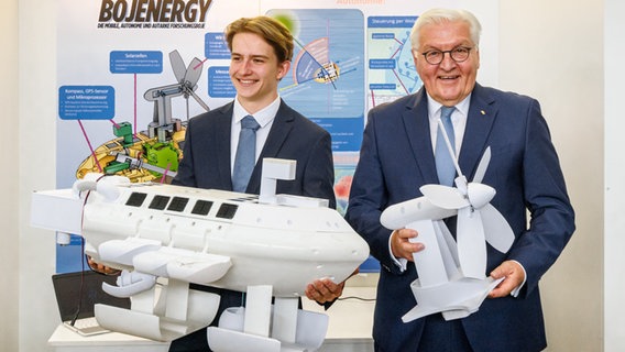 Bundespräseident Steinmeier steht auf der Auszeichnungsveranstaltung zum 60. Bundeswettbewerb "Jugend forscht" am Stand von Louis Schwarzlose aus Hamburg. © picture alliance Foto: Markus Scholz
