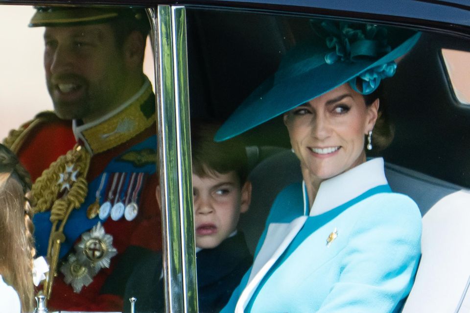 Catherine, Princess of Wales, auf dem Weg zu den Feierlichkeiten. Neben ihr im Auto: Prinz Louis und Ehemann Prinz William. 