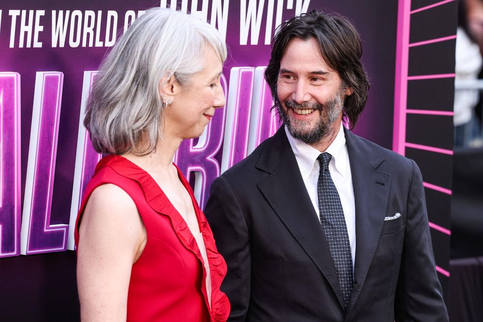 Alexandra Grant und Keanu Reeves zeigten sich Anfang Juni verliebt bei der "Ballerina"-Premiere in Los Angeles.