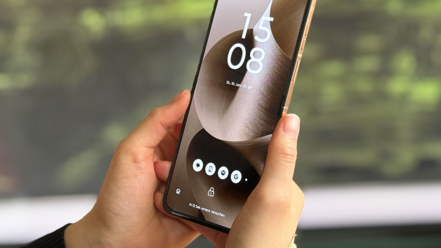 Das aufgeklappte Razr 60 Ultra ist lang, schlank und liegt gut in der Hand.