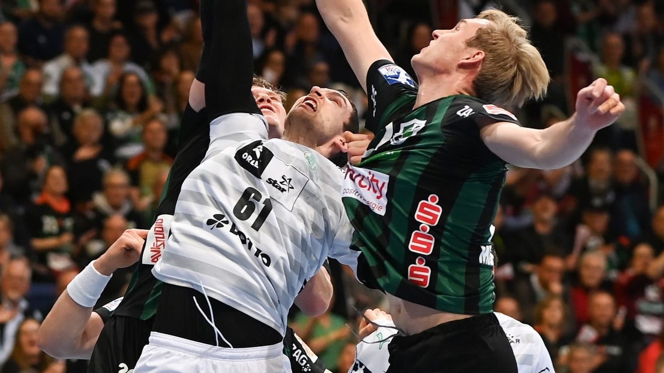 Kiels Hendrik Pekeler (l) kämpft mit Hannovers Marian Michalczik um den Ball (Archivbild): derweile kämpft die TSV Hannover-Burgdorf um ihre Halle.