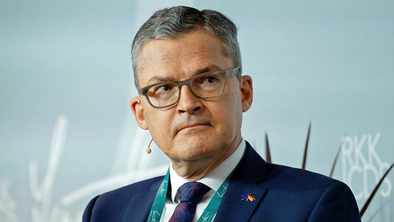Der CDU-Politiker Roderich Kiesewetter sitzt bei einer Veranstaltung auf einem Podium. © dpa picture alliance Foto: Tanel Meos