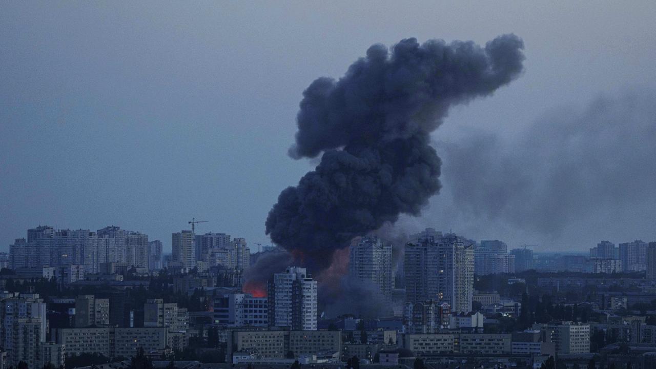 Ukraine-Liveblog: ++ Tote und Verletzte nach Angriffen auf Kiew ++