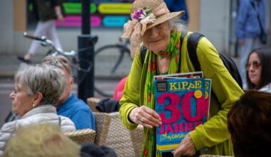 Kult und Kippe: 83-Jährige für Straßenmagazin im Einsatz