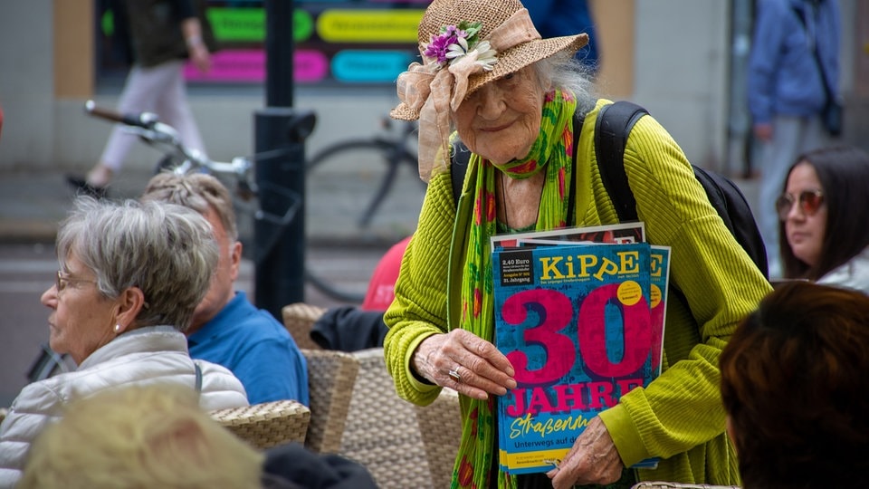 Kult und Kippe: 83-Jährige für Straßenmagazin im Einsatz
