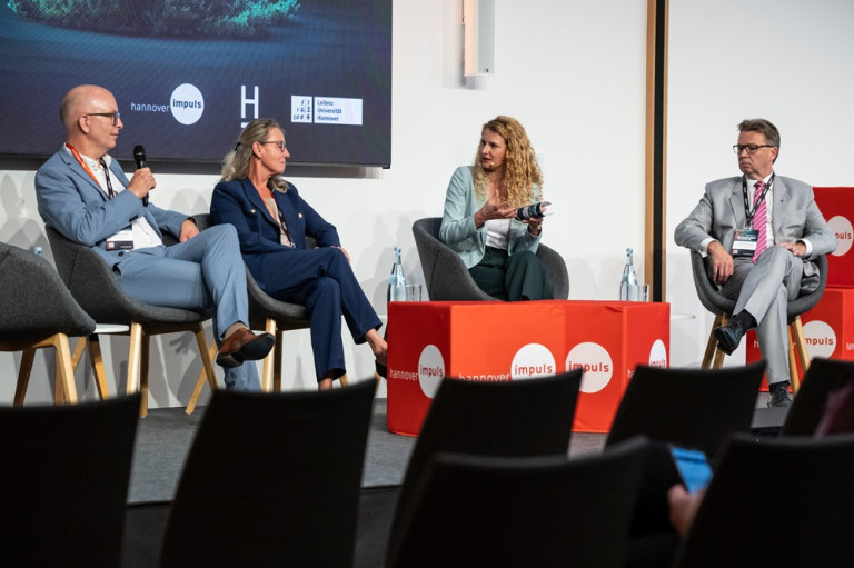 Podiumsdiskussion bei Hannover Impuls mit Teilnehmern