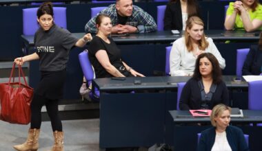 Linken-Abgeordnete Köktürk muss Plenarsaal wegen "Palestine"-Shirt verlassen