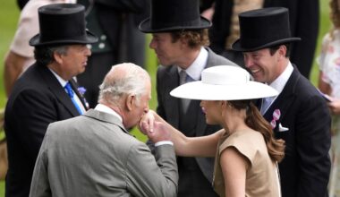 Royal Ascot: König Charles und Co. zeigen sich in Küsschenlaune