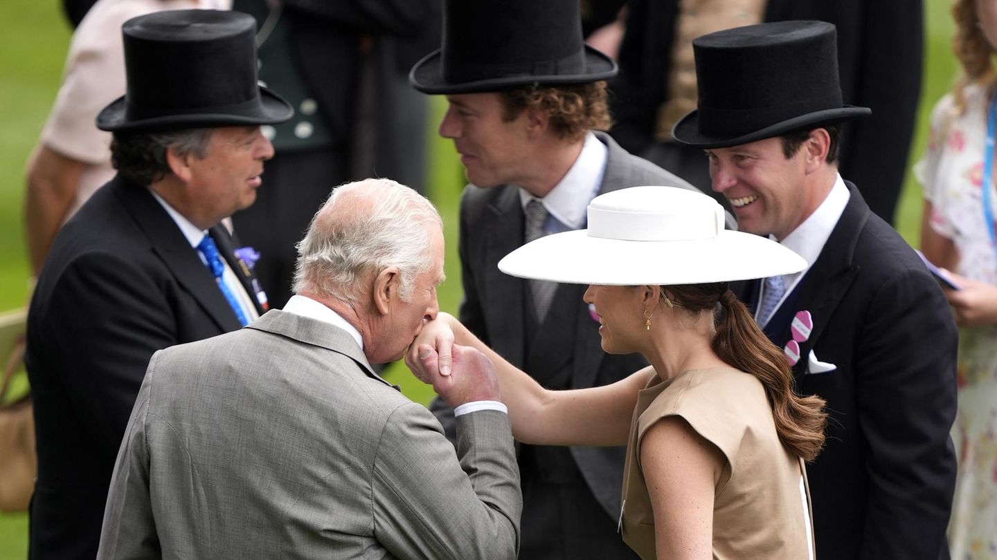 Royal Ascot: König Charles und Co. zeigen sich in Küsschenlaune