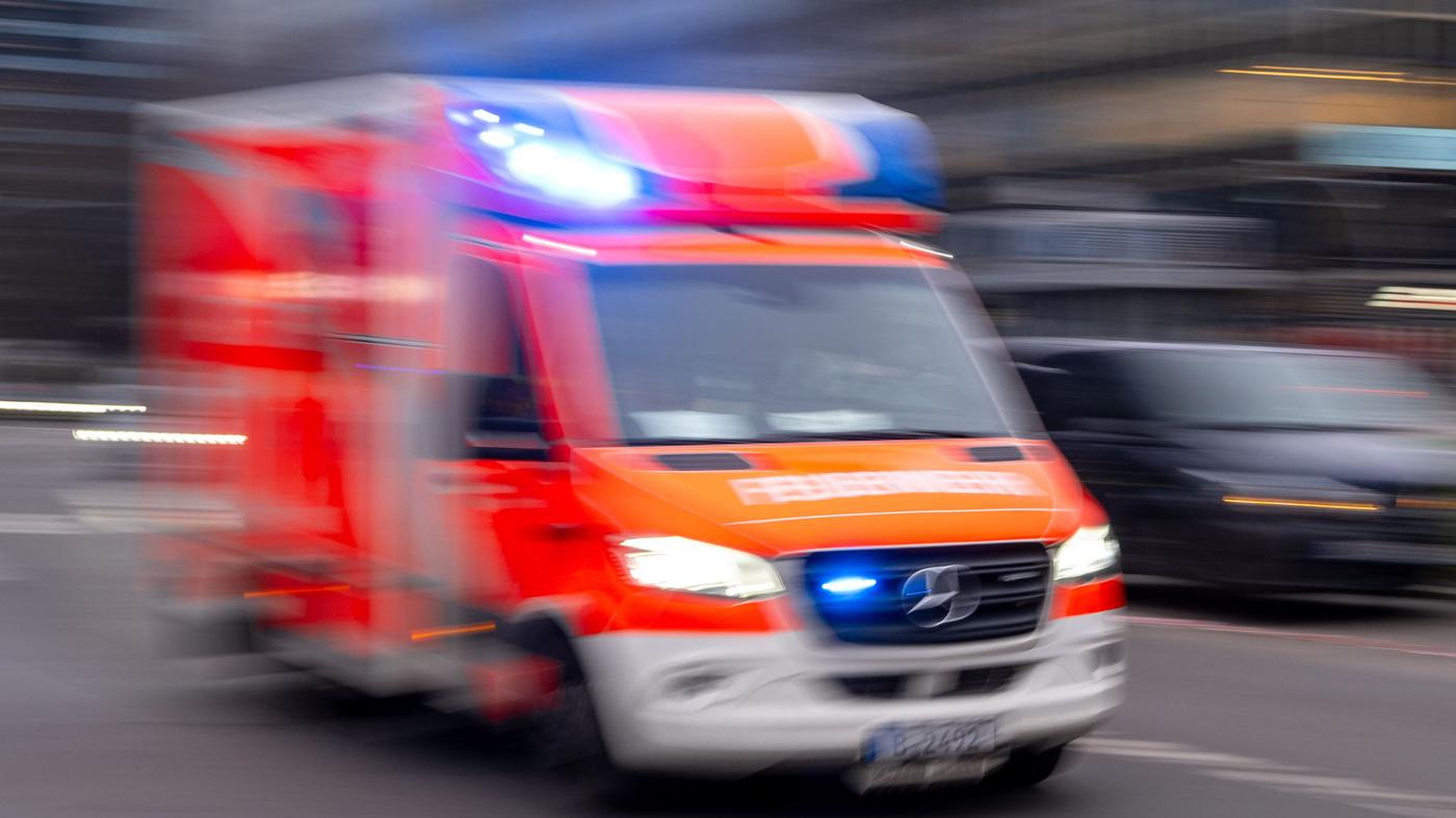 Unfall mit Notarztwagen in Berlin: Motorradfahrer inzwischen außer Lebensgefahr