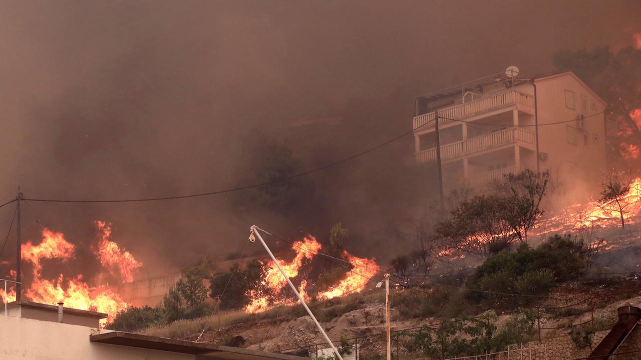 Verdacht auf Brandstiftung: Menschen fliehen vor Waldbrand in Kroatien