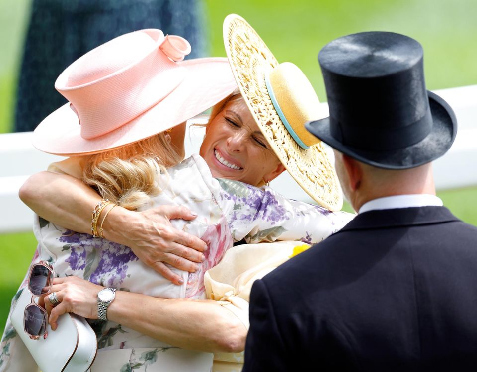 Lady Gabriella Windsor und Zara Tindall umarmen sich am ersten Tag von Royal Ascot 2024 auf der Rennbahn von Ascot.