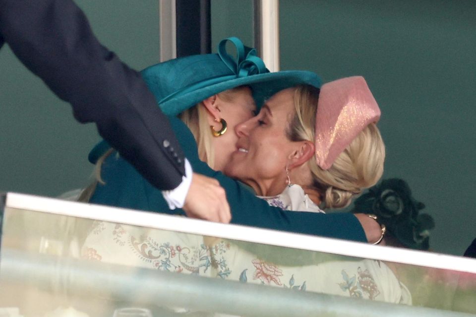 Lady Gabriella Windsor und Zara Tindall umarmen sich am 18. Juni 2025 in Ascot auf der Pferderennbahn von Ascot.