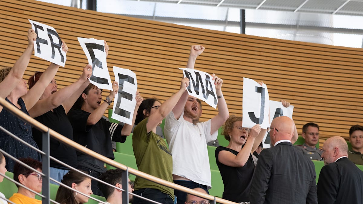 Dresden: „Free Maja“ – Aktivisten stören mit Protestaktion Landtagssitzung