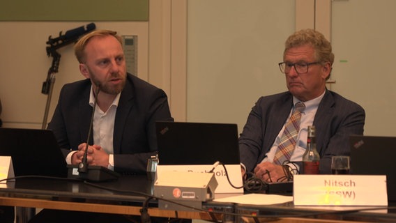 Niclas Dürbrook SPD und Bernd Buchholz FDP im Innen und Rechtsausschuss © NDR Foto: NDR Screenshot