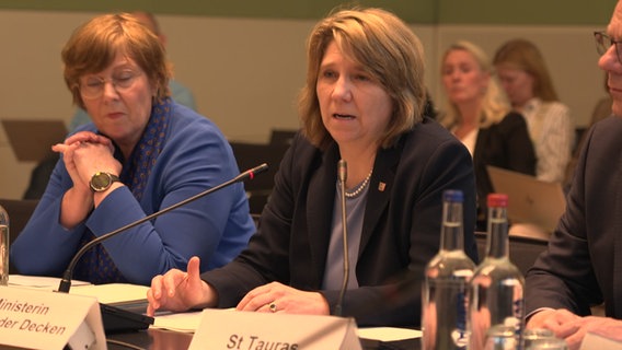 Justizminsterin Kerstin von der Decken im Innen und Rechtsausschuss © NDR Foto: NDR Screenshot