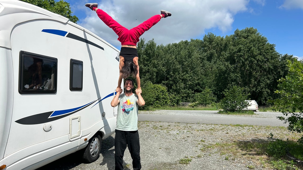 Nomaden der Akrobatik: Zwischen Wohnmobil und Weltenbühne