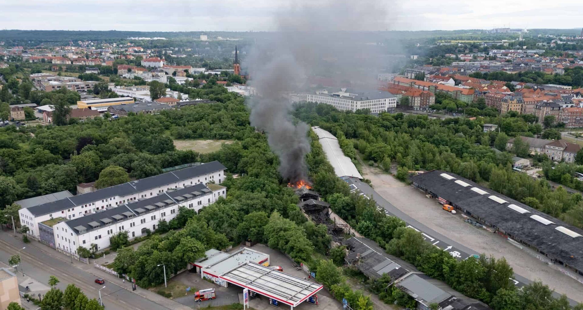 Leeres Gebäude in Flammen: Polizei vermutet Brandstiftung